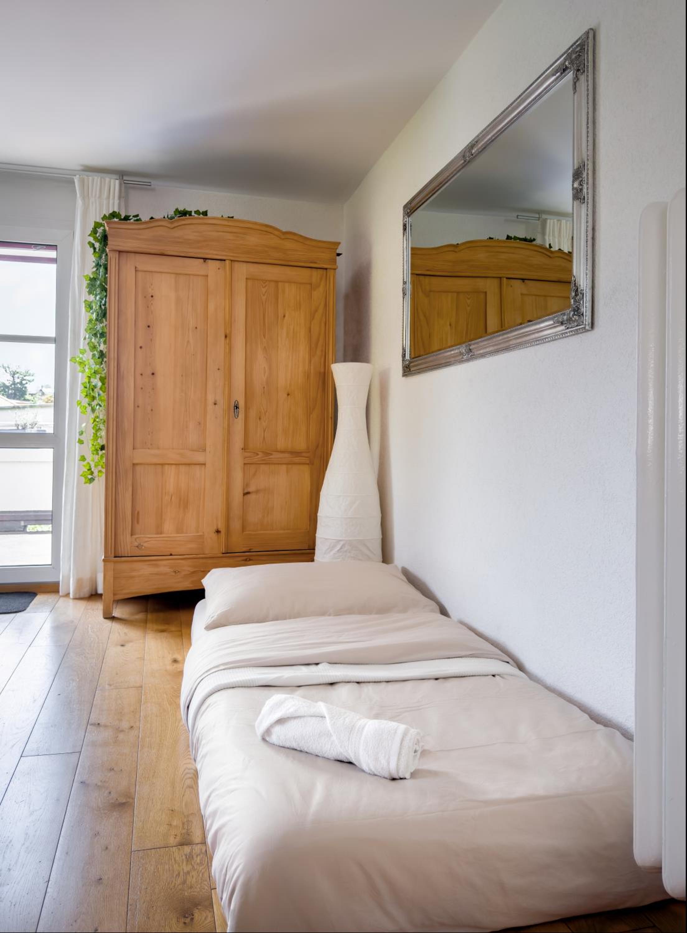 One-Bedroom Apartment with Extra Mattress in Living Room
