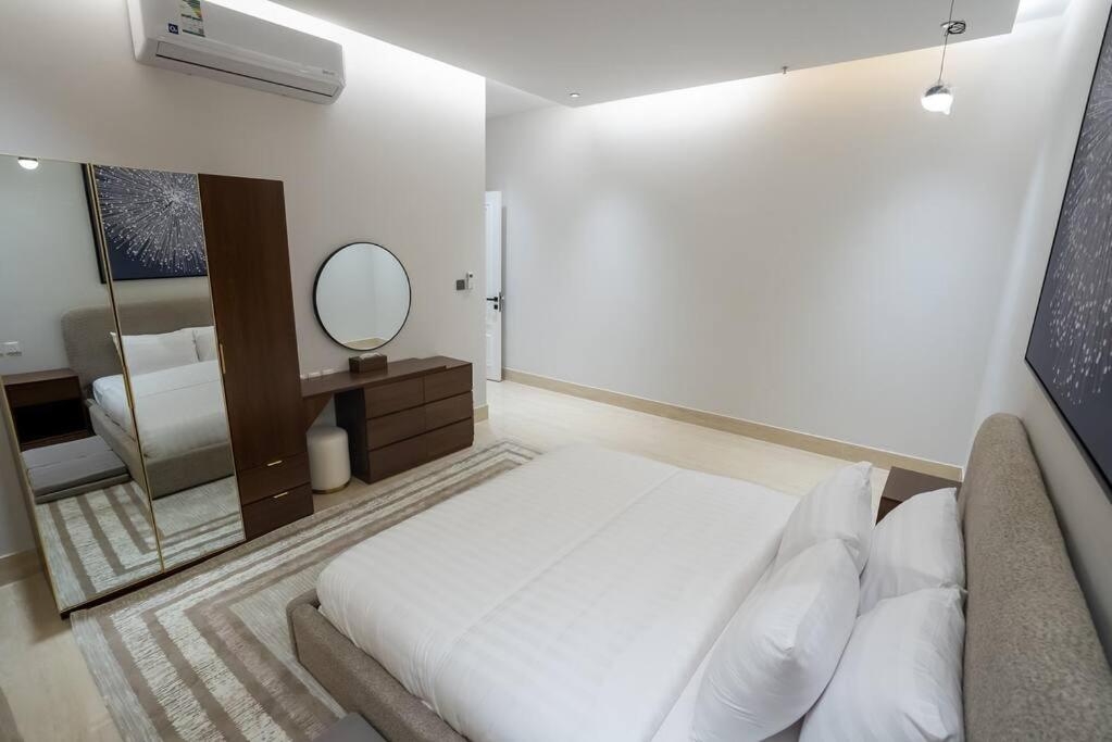 Elegant 3BR Apartment near Boulevard NZL113