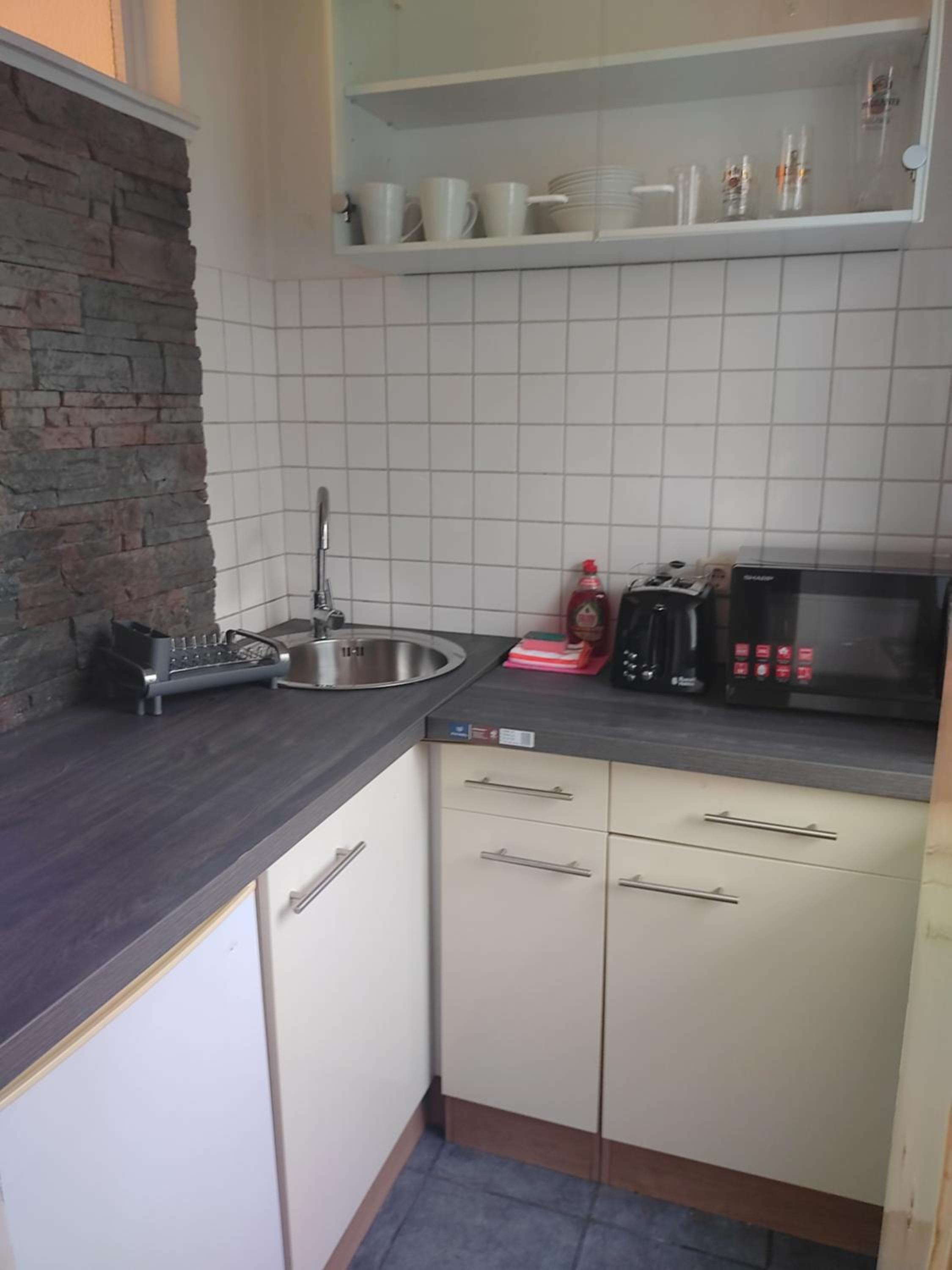 Kleines Apartment in Frankfurt mit eigenem Stellplatz in Messenähe