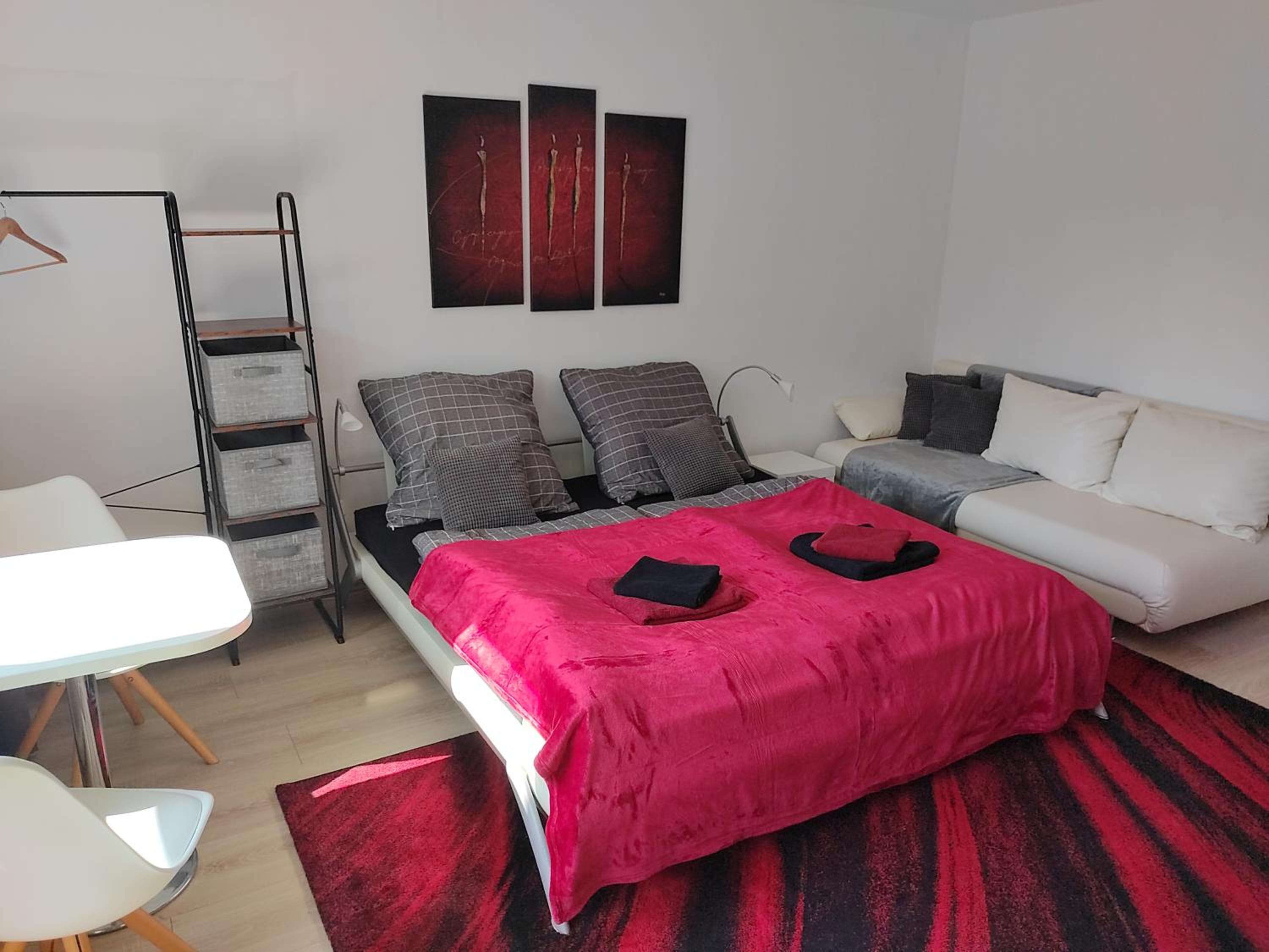 Kleines Apartment in Frankfurt mit eigenem Stellplatz in Messenähe