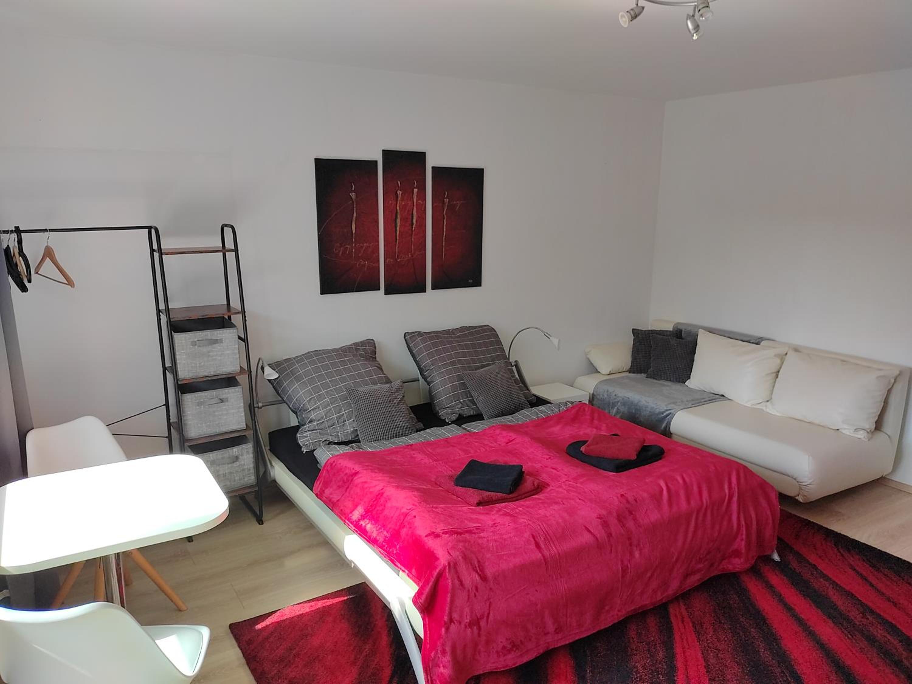 Kleines Apartment in Frankfurt mit eigenem Stellplatz in Messenähe