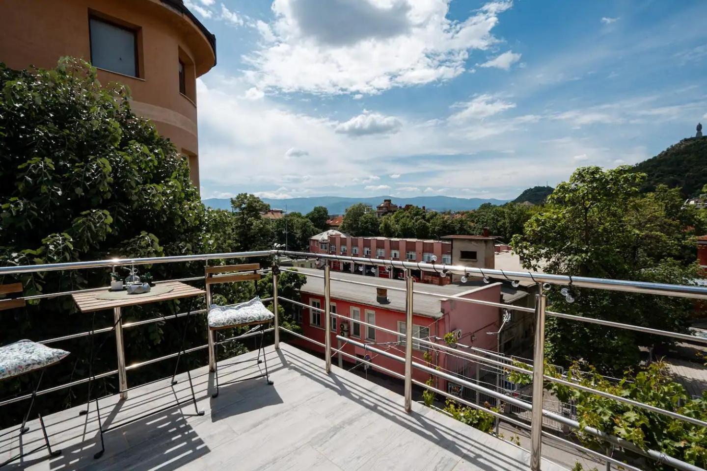 Artistic Loft Panoramic View Top Center