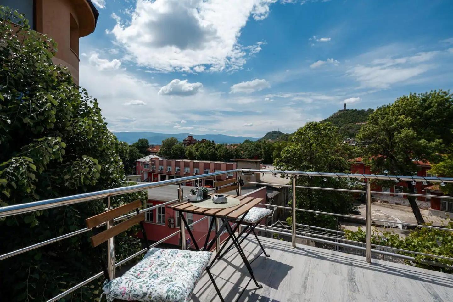 Artistic Loft Panoramic View Top Center