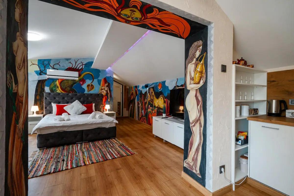 Artistic Loft Panoramic View Top Center