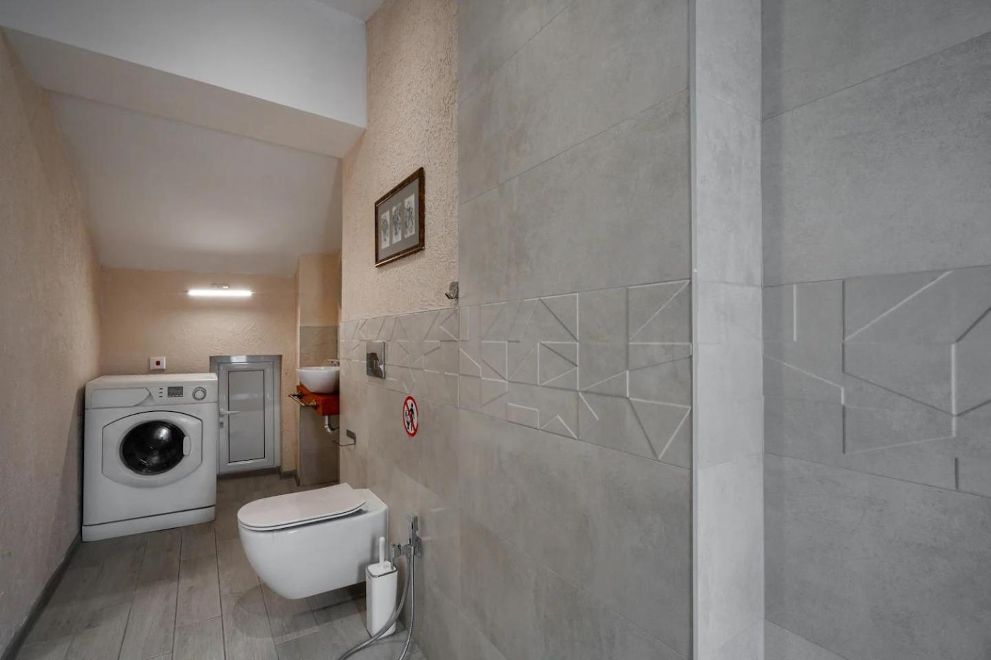 Artistic Loft Panoramic View Top Center