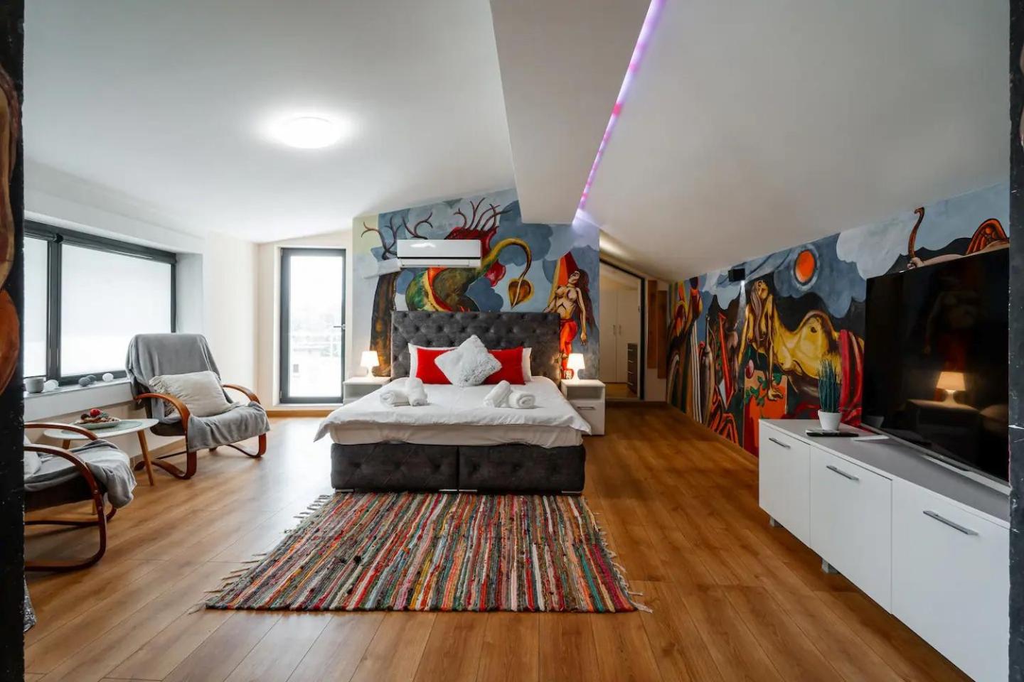 Artistic Loft Panoramic View Top Center