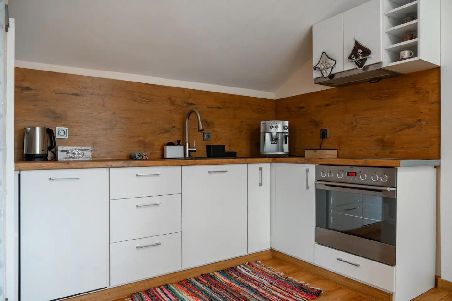 Artistic Loft Panoramic View Top Center