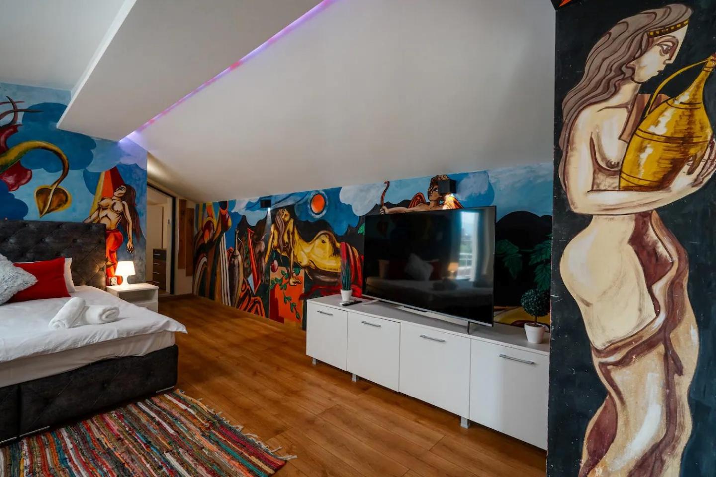 Artistic Loft Panoramic View Top Center
