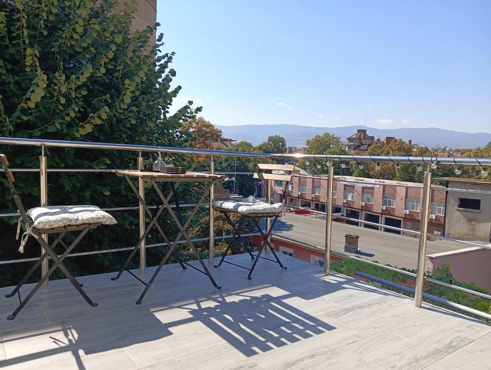 Artistic Loft Panoramic View Top Center