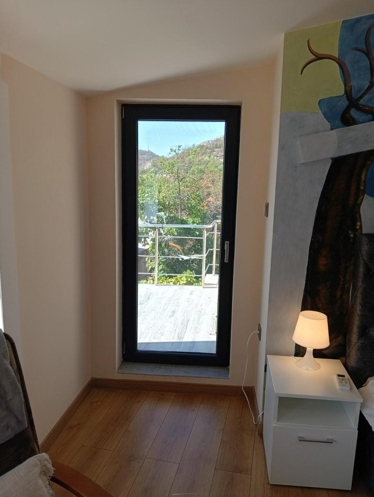 Artistic Loft Panoramic View Top Center