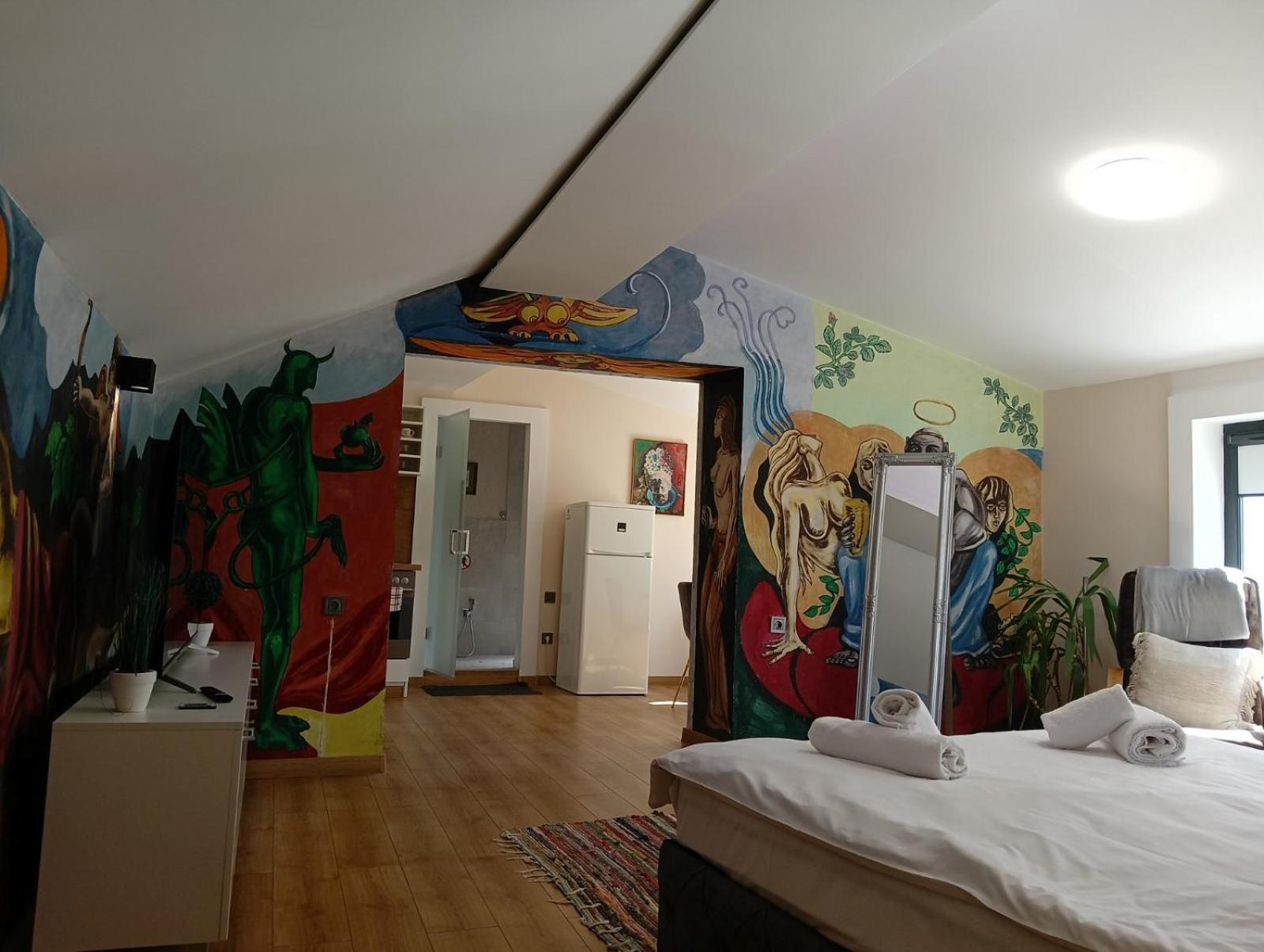 Artistic Loft Panoramic View Top Center