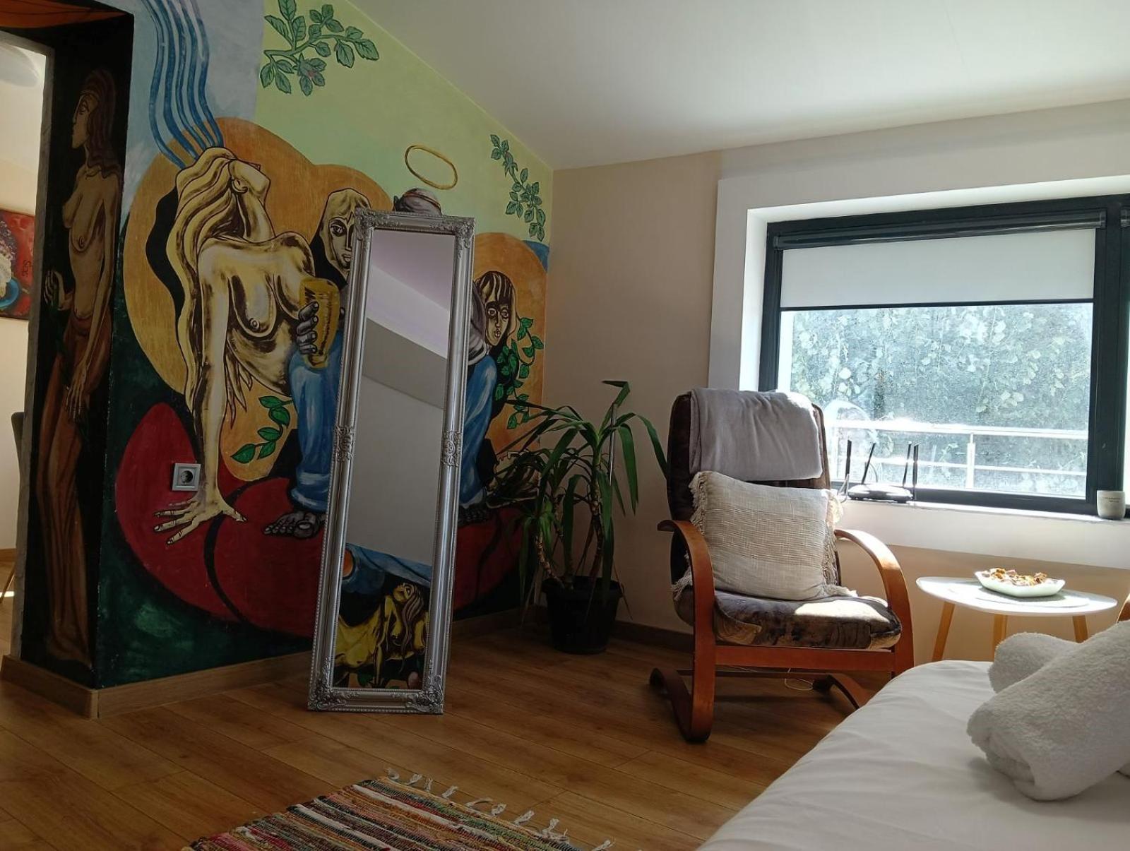 Artistic Loft Panoramic View Top Center