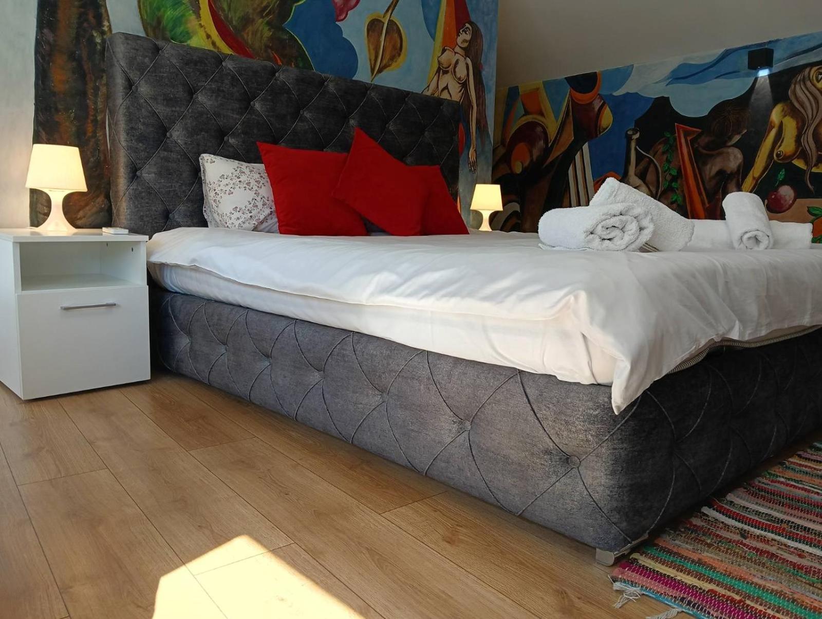 Artistic Loft Panoramic View Top Center