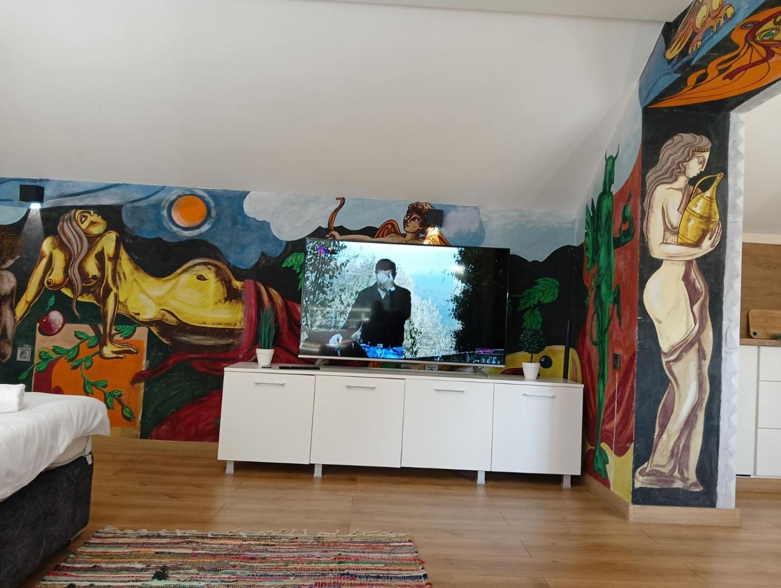 Artistic Loft Panoramic View Top Center