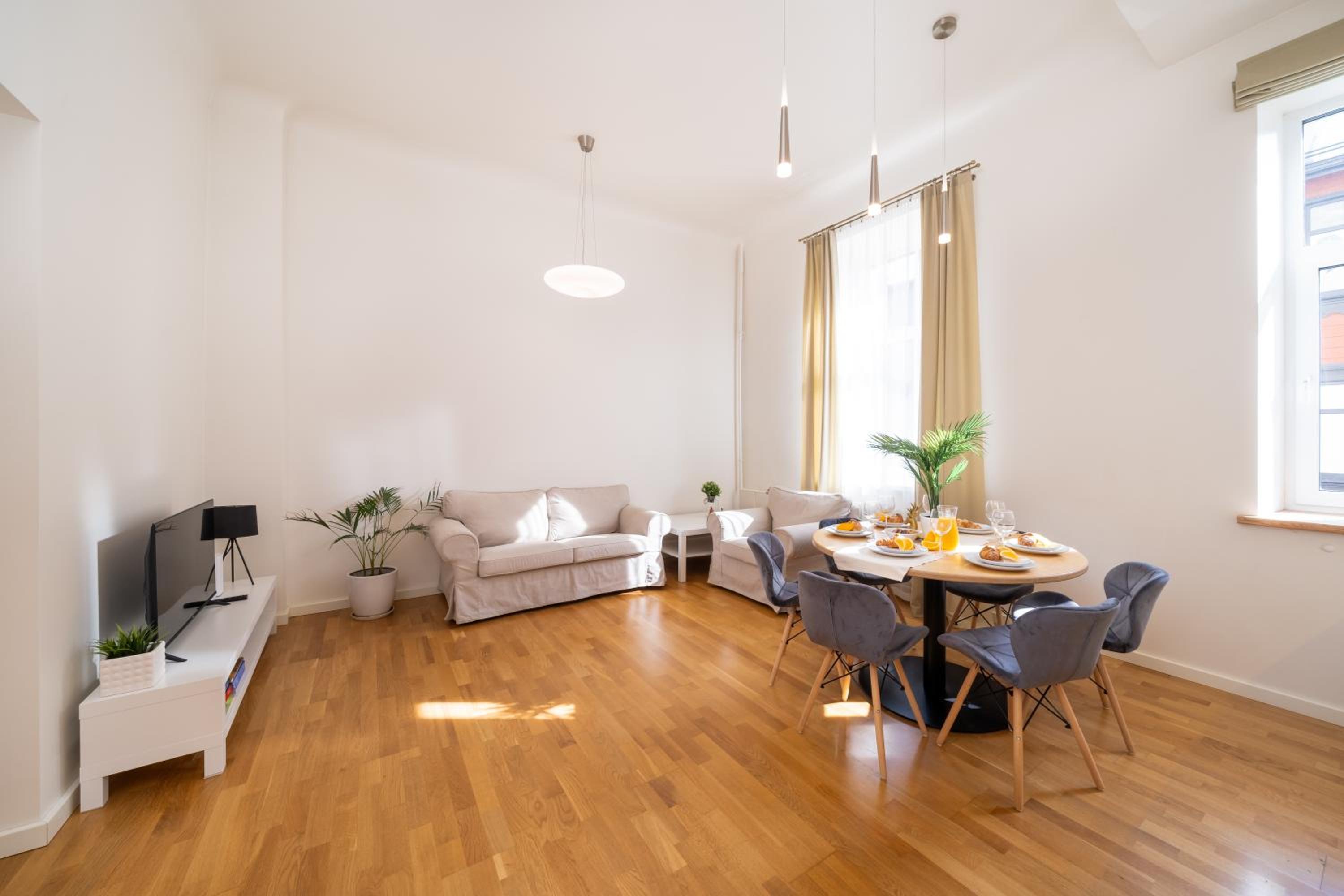 Bright 3-Bedroom Apartment with Free Parking - Barona Street view 2