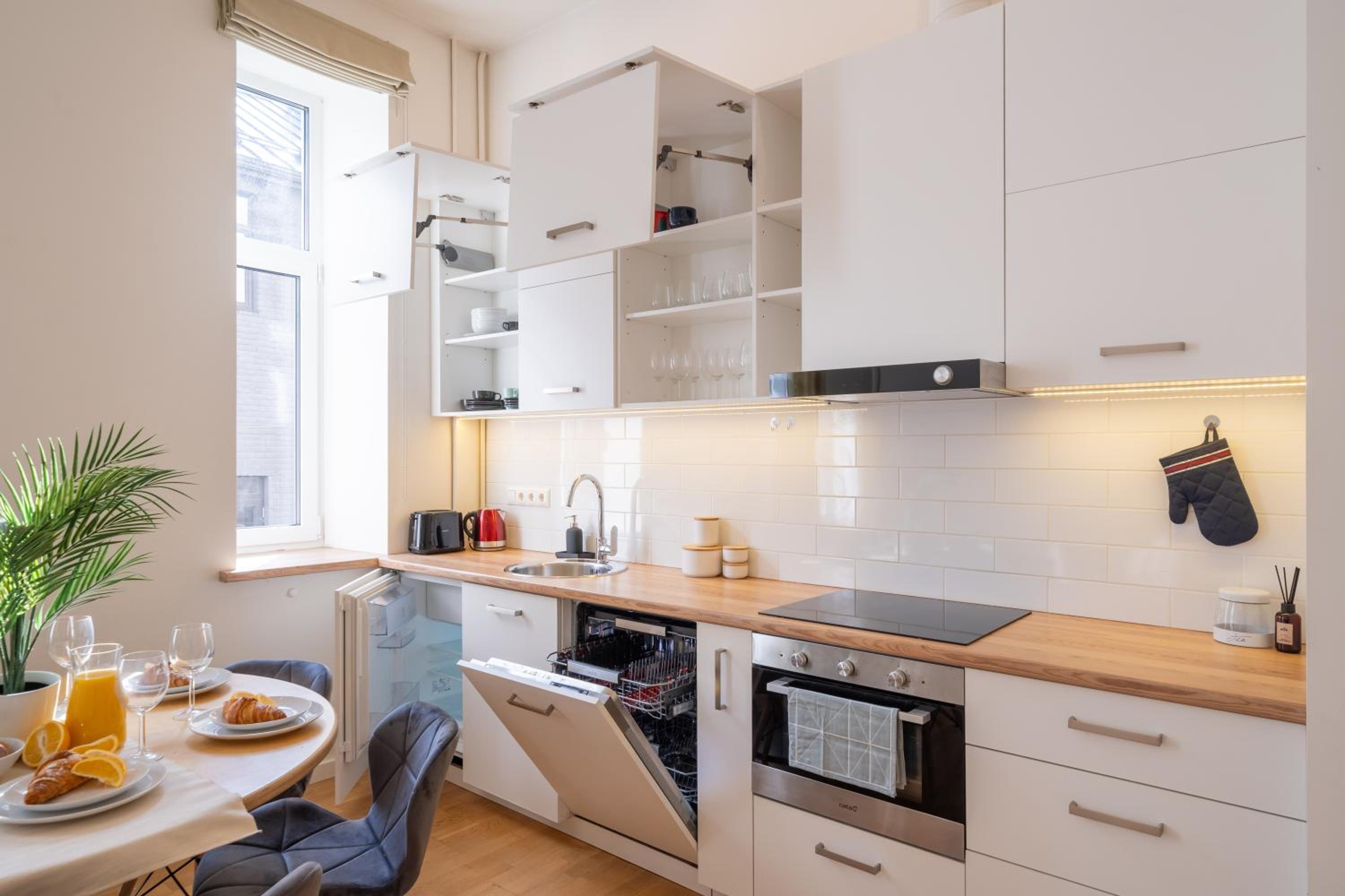 Bright 3-Bedroom Apartment with Free Parking - Barona Street view 4