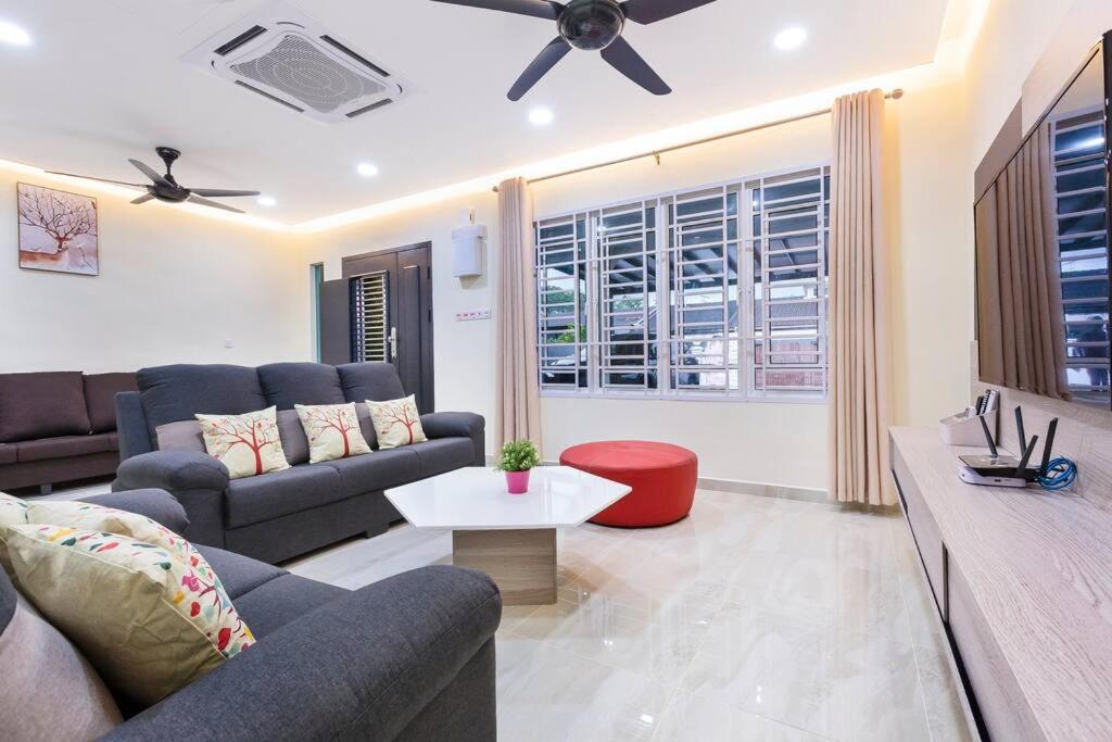 668HomestayTmn Sentosa大丰 17Pax Near Mid Valley