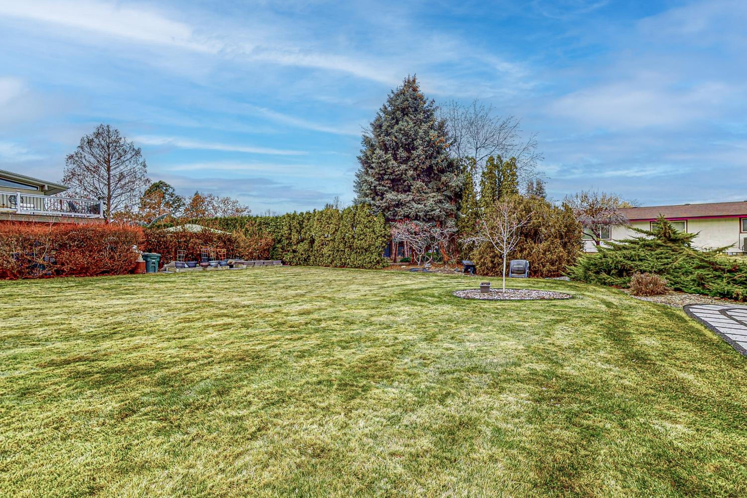 Columbia Vista Waterfront Home with Patio