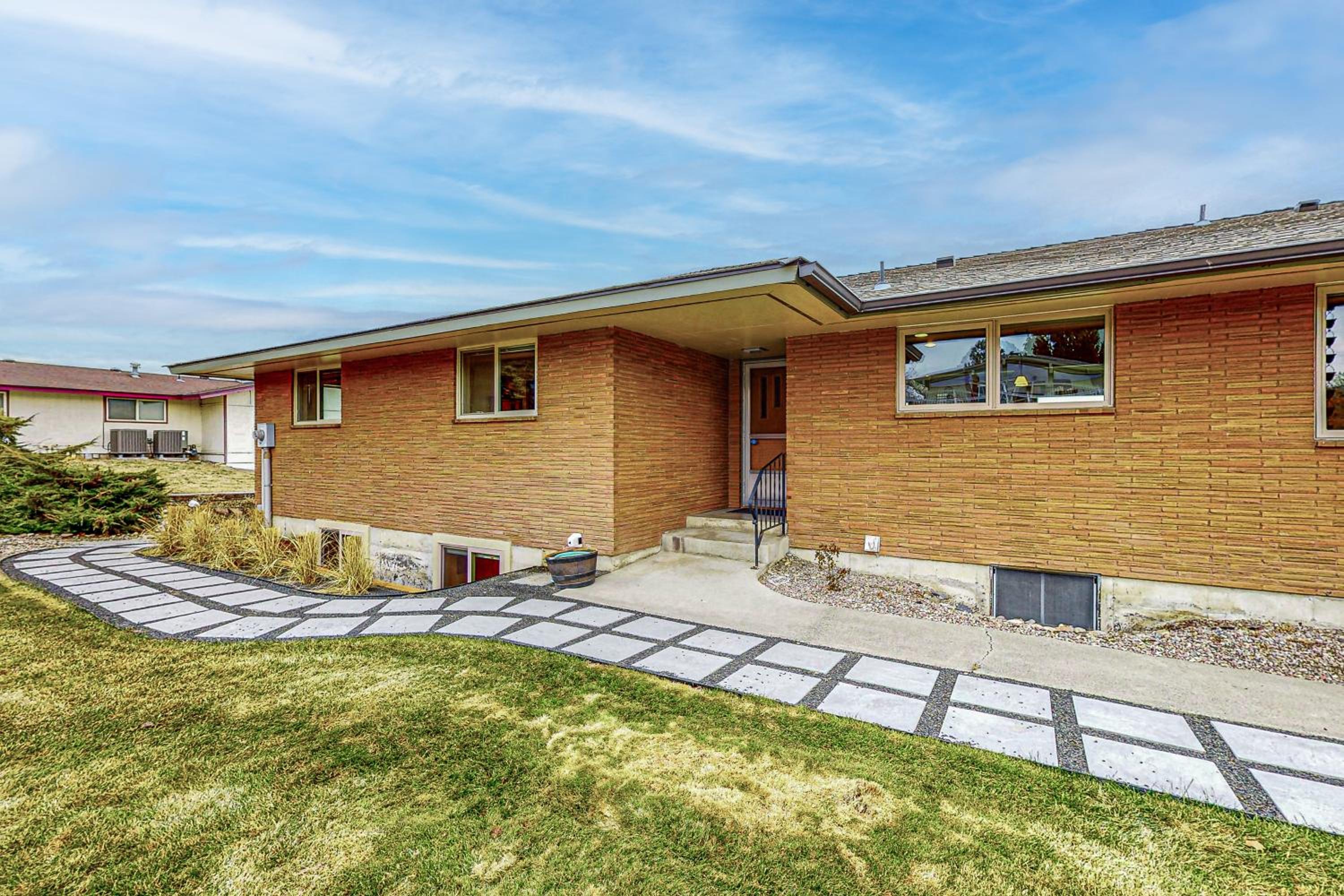 Columbia Vista Waterfront Home with Patio