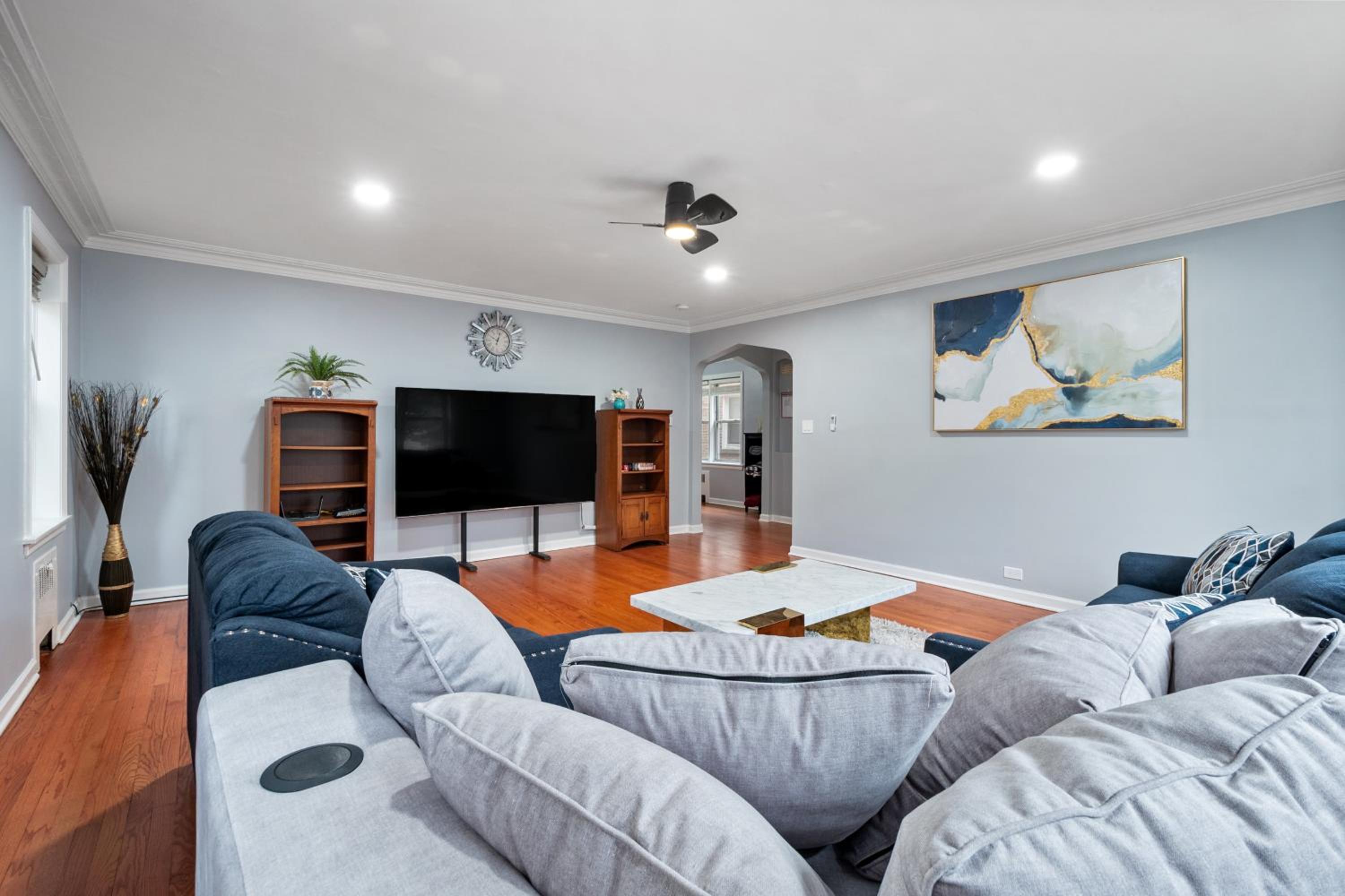 Chic & Spacious 3-Bedroom Condo-Just 10 Minutes from Downtown Chicago view 2