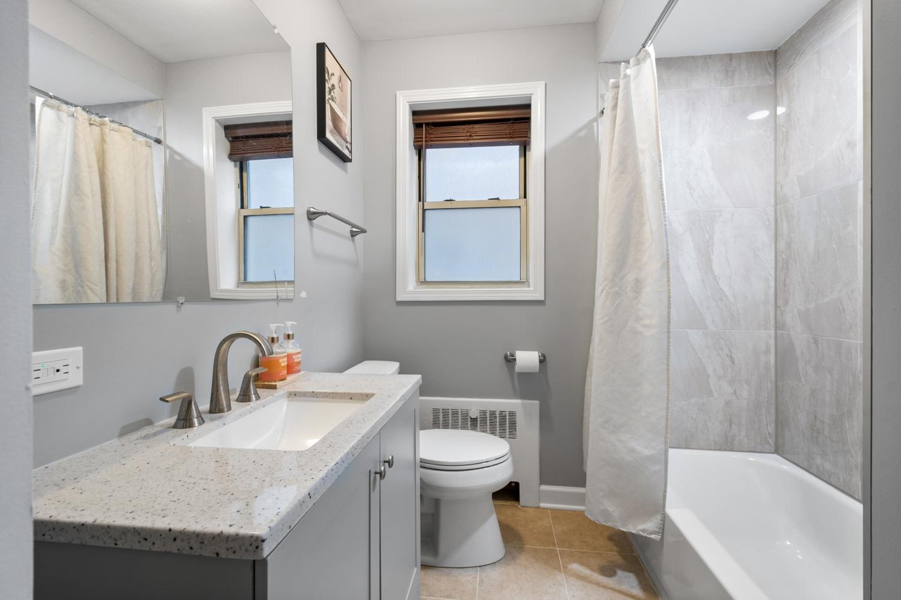 Chic & Spacious 3-Bedroom Condo-Just 10 Minutes from Downtown Chicago view 3