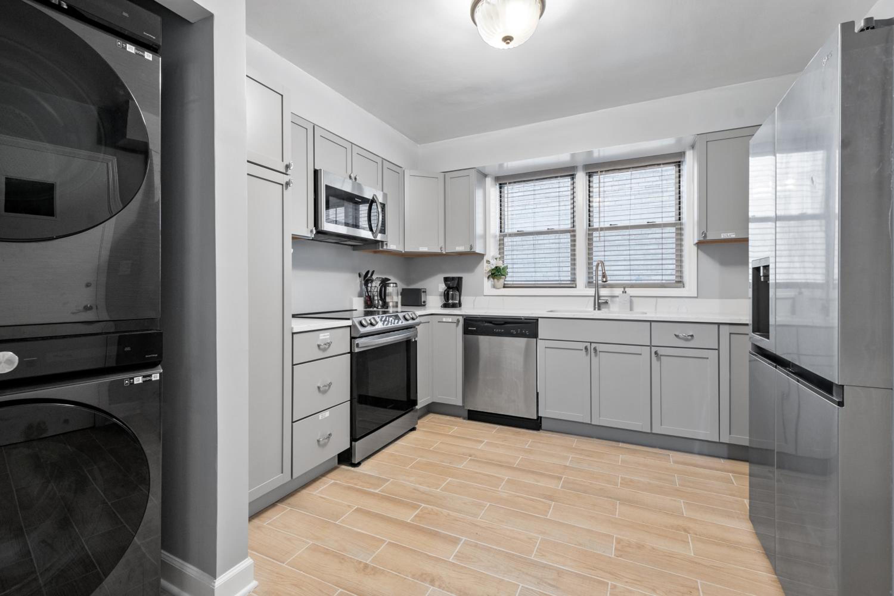 Chic & Spacious 3-Bedroom Condo-Just 10 Minutes from Downtown Chicago view 4