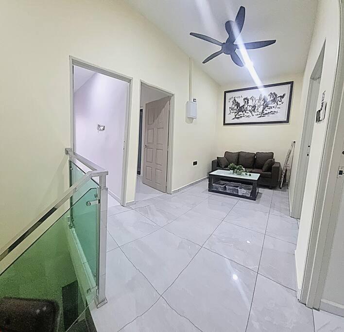 668HomestayTmn Sentosa大丰18Pax Near Mid Valley