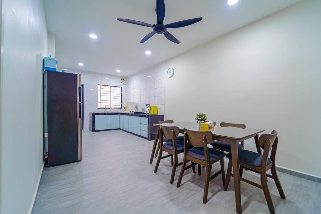 668HomestayTmn Sentosa大丰18Pax Near Mid Valley