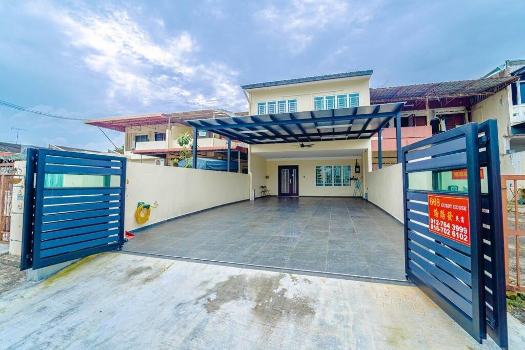 668HomestayTmn Sentosa大丰18Pax Near Mid Valley