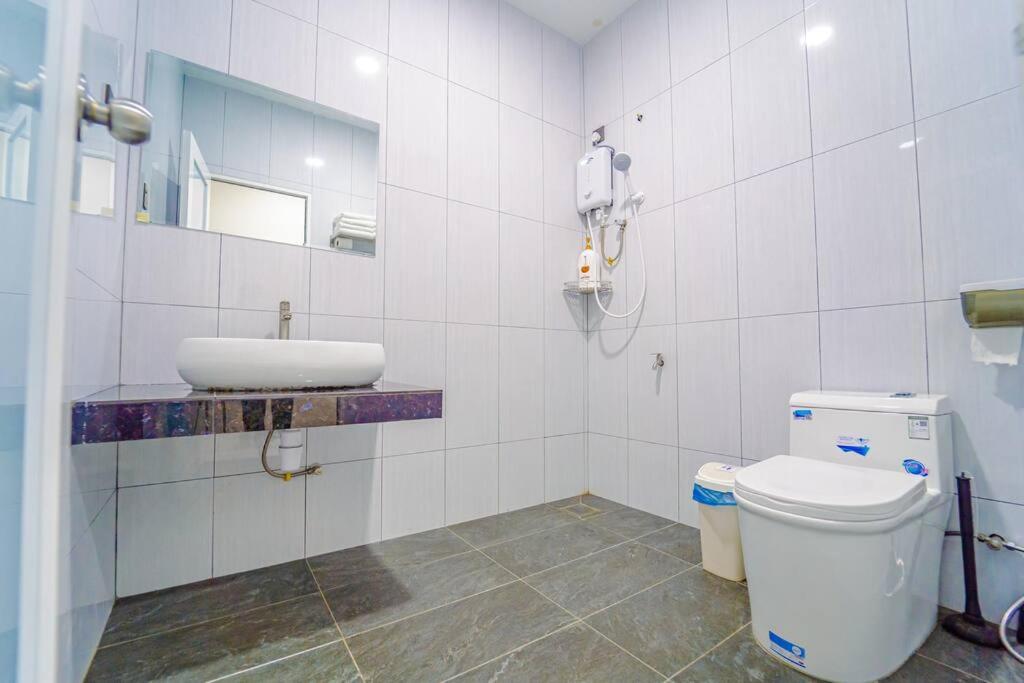 668HomestayTmn Sentosa大丰18Pax Near Mid Valley