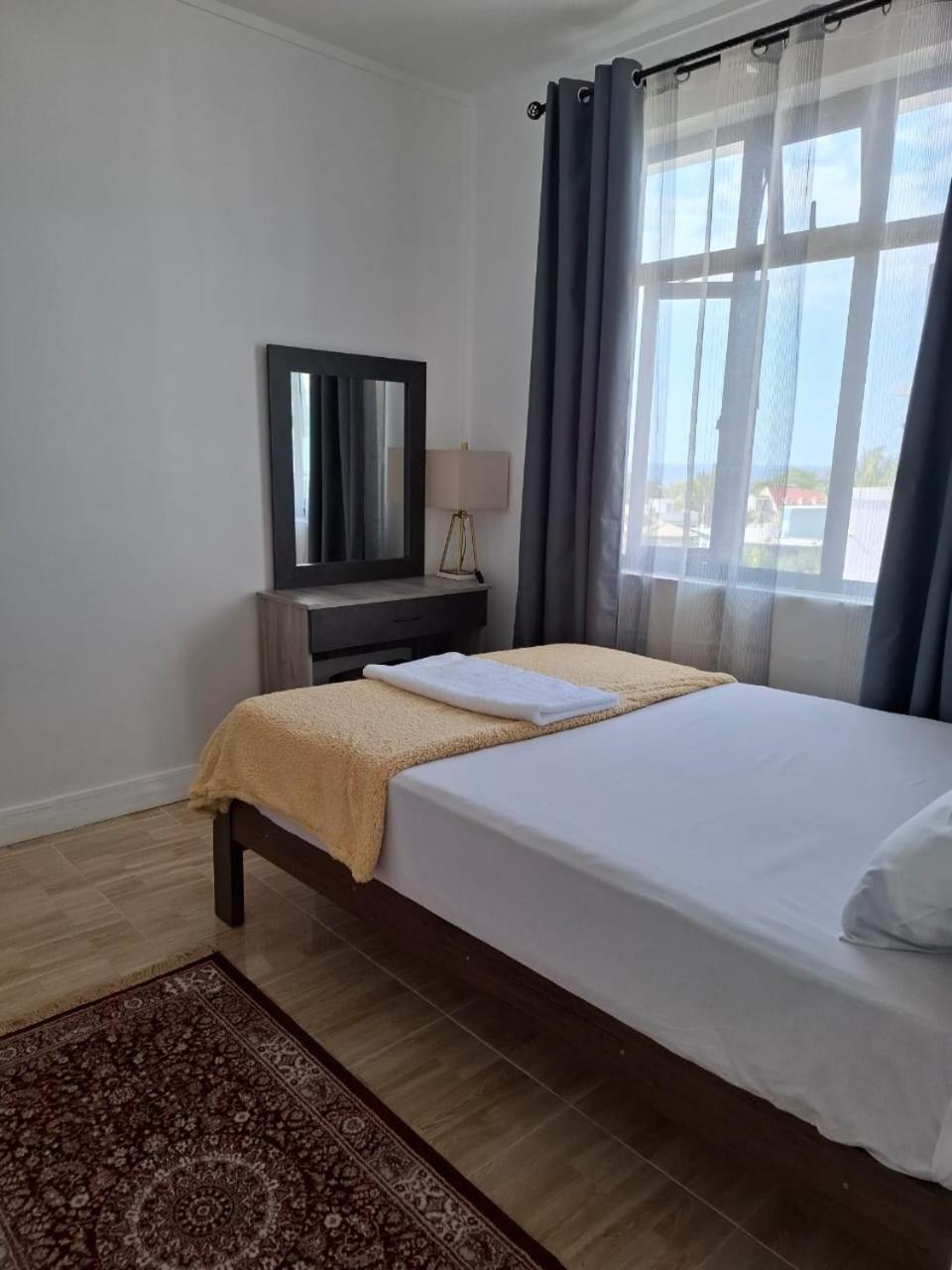 Beach house apartment with pool view 5