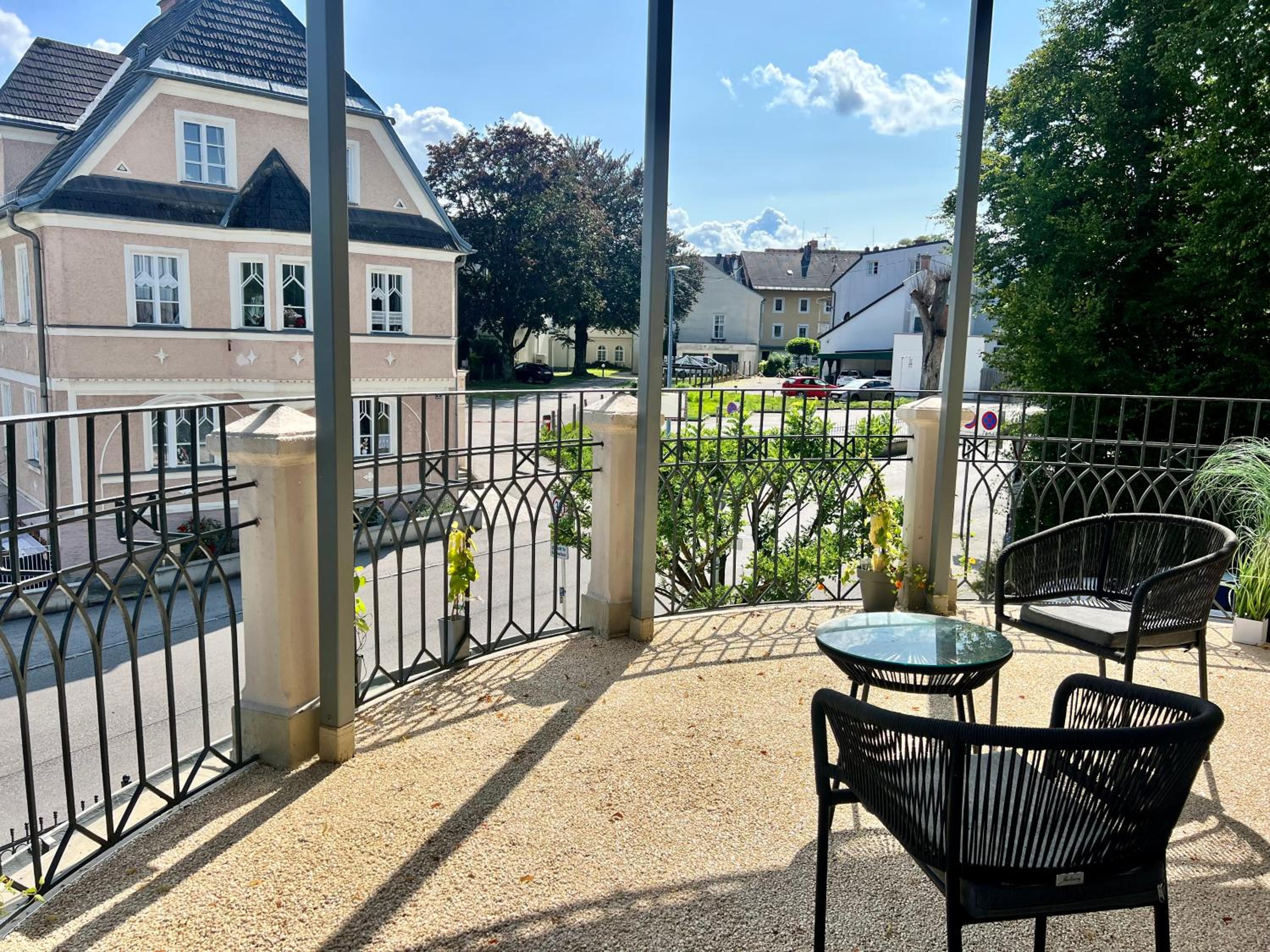 Luxus-Apartment in historischer Villa, Balkon & Lift, Nähe Therme Bad Hall