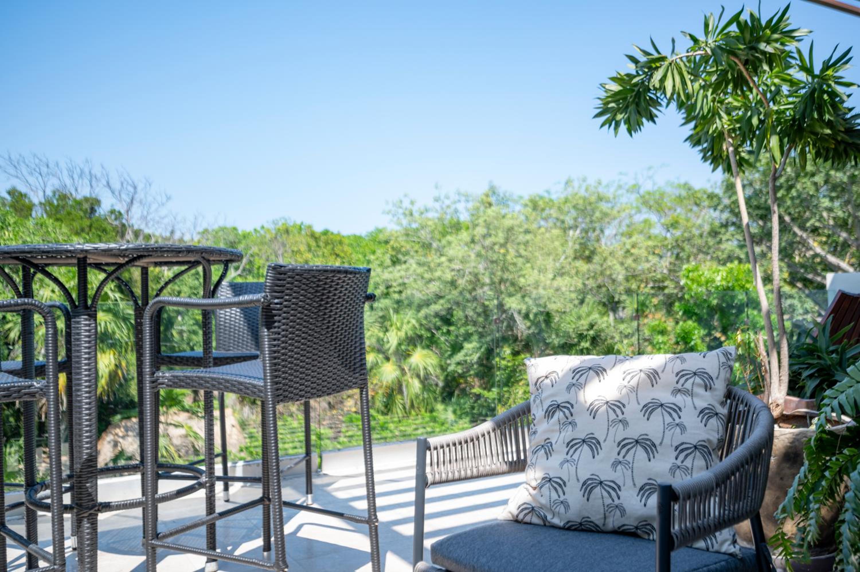 Spacious & Serene PENTHOUSE with Rooftop, Jungle Views, PRIME LOCATION Steps to Beach & 5th Ave view 2