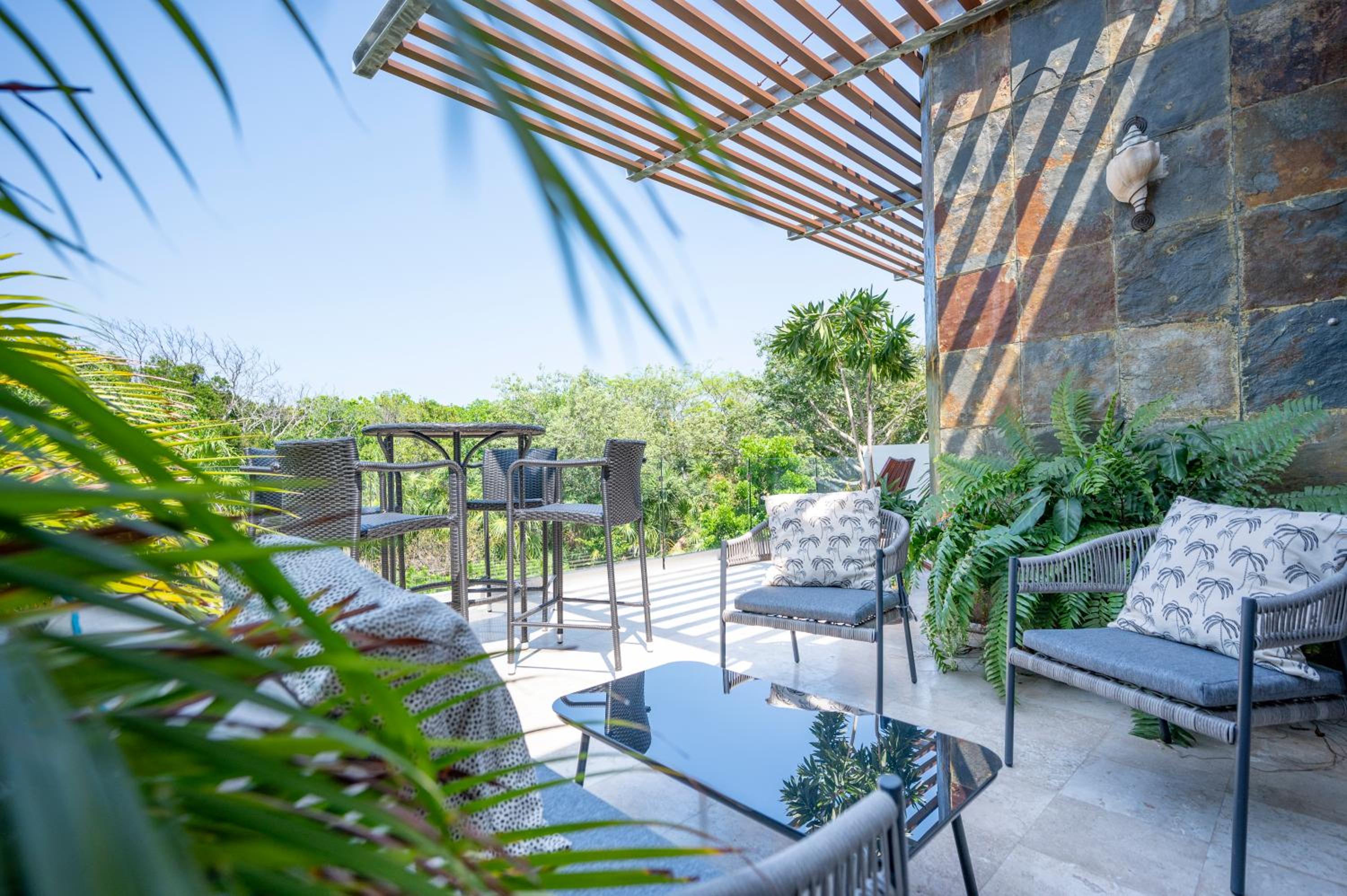 Spacious & Serene PENTHOUSE with Rooftop, Jungle Views, PRIME LOCATION Steps to Beach & 5th Ave view 3