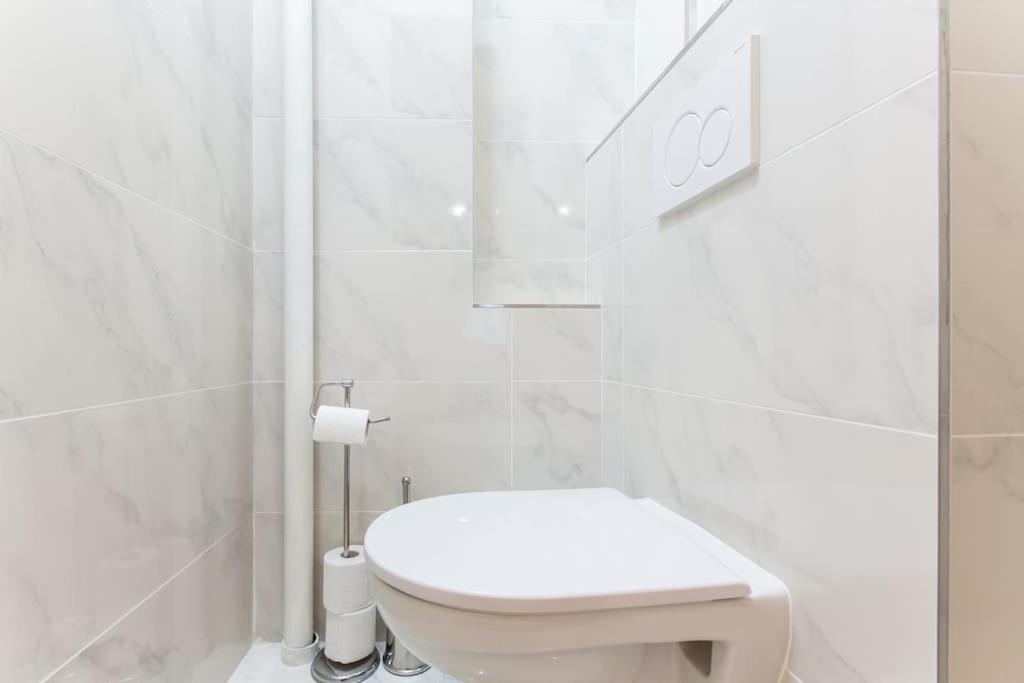 Prague Days - Three-bedroom Apartment with Balcony