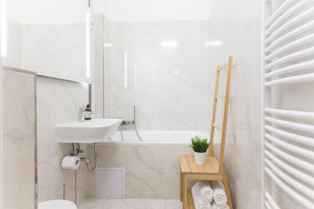 Prague Days - Three-bedroom Apartment with Balcony