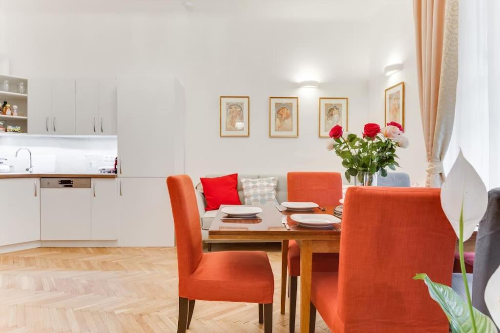 Prague Days - Three-bedroom Apartment with Balcony