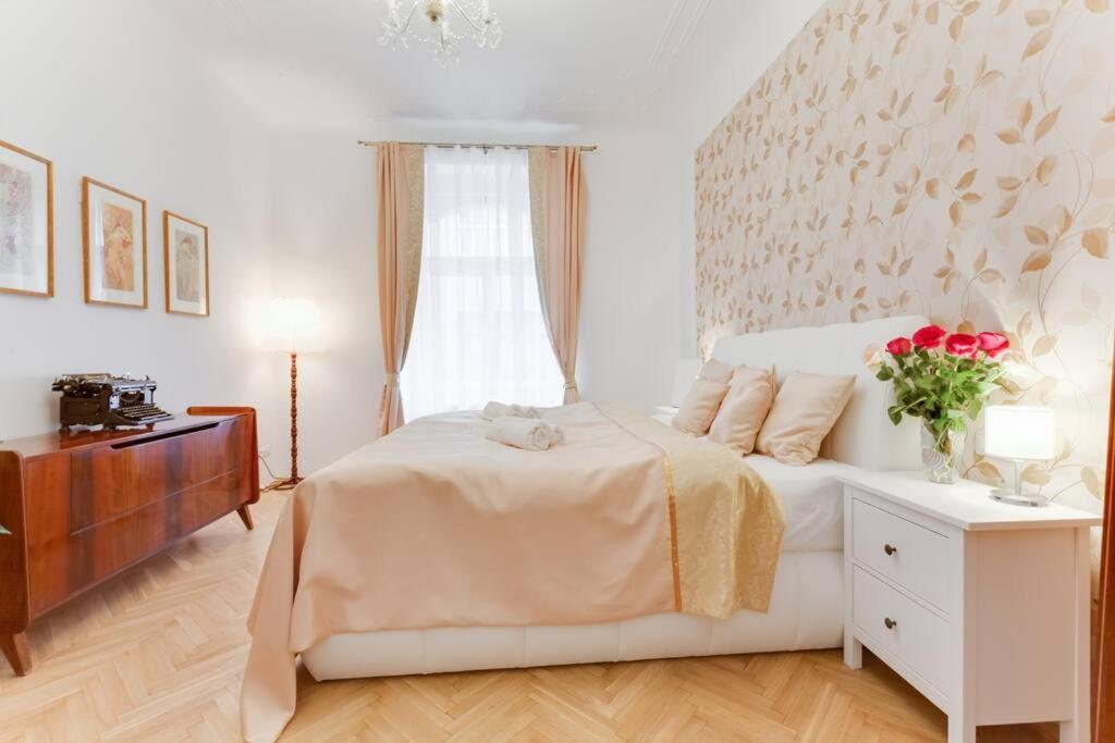 Prague Days - Three-bedroom Apartment with Balcony
