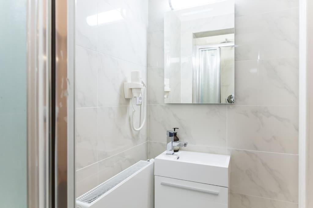 Prague Days - Three-bedroom Apartment with Balcony