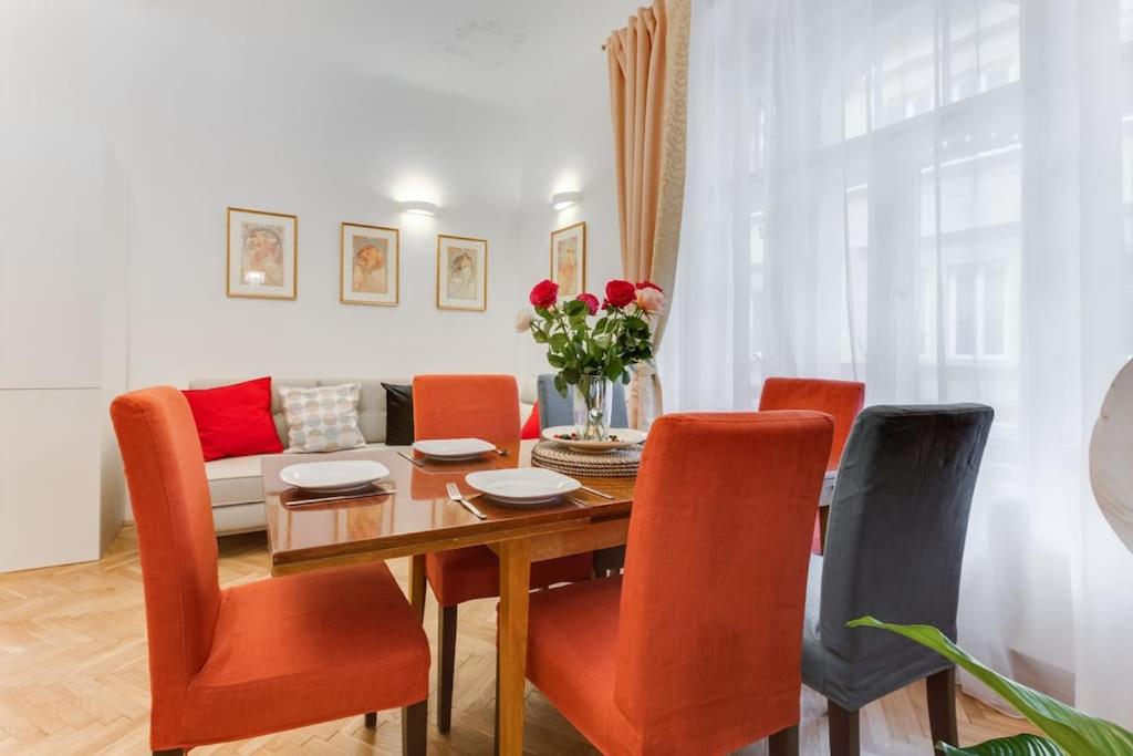 Prague Days - Three-bedroom Apartment with Balcony