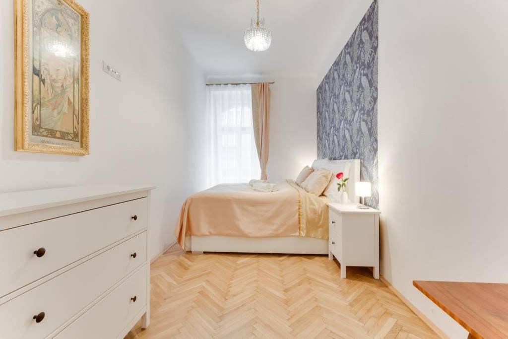 Prague Days - Three-bedroom Apartment with Balcony