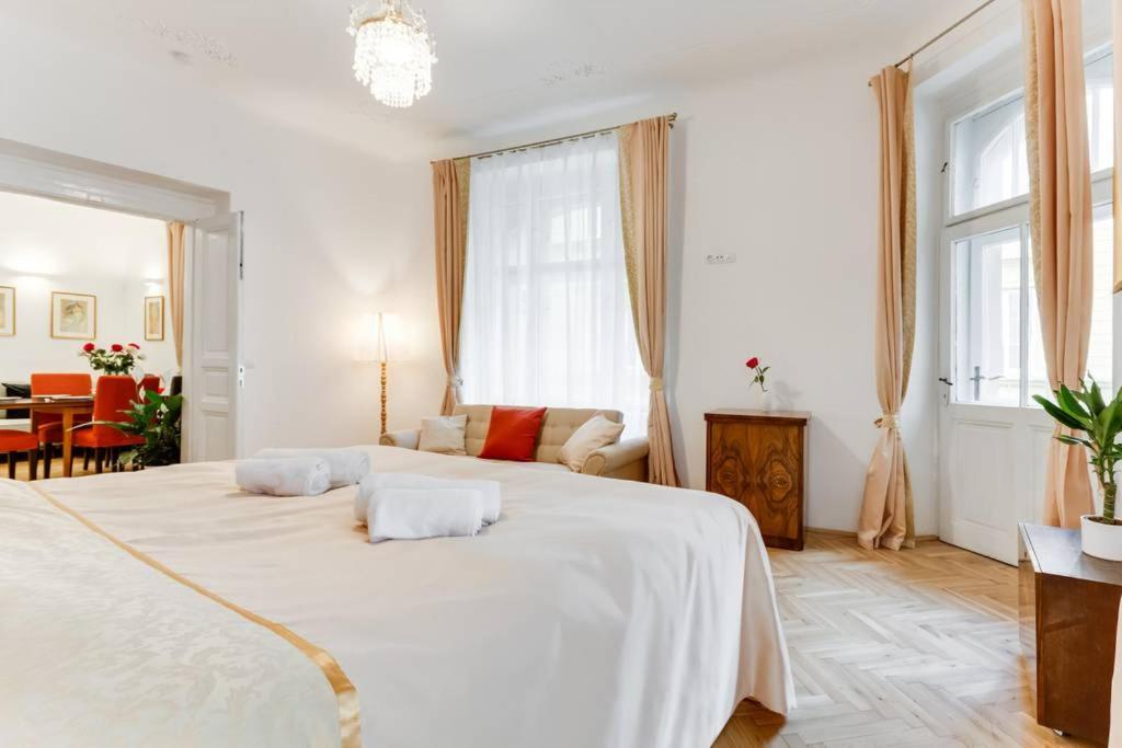 Prague Days - Three-bedroom Apartment with Balcony