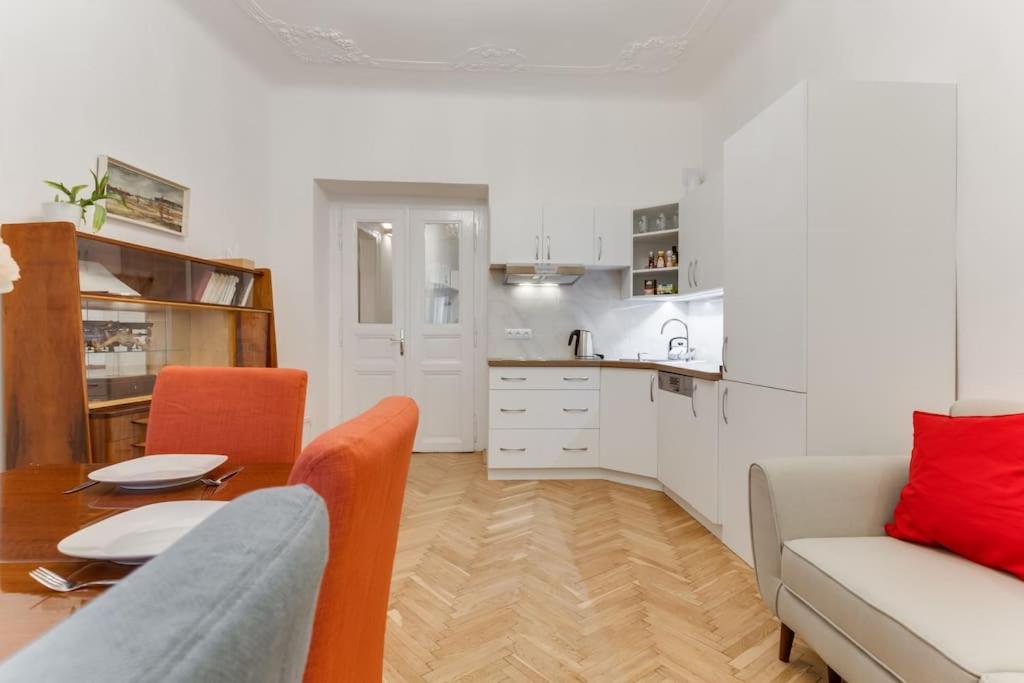 Prague Days - Three-bedroom Apartment with Balcony