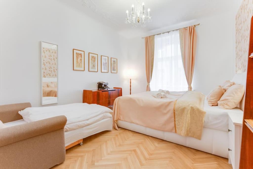 Prague Days - Three-bedroom Apartment with Balcony