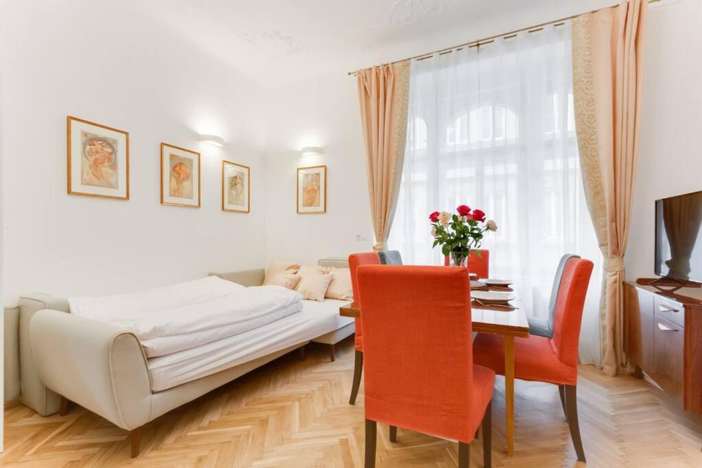 Prague Days - Three-bedroom Apartment with Balcony