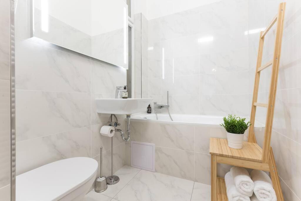 Prague Days - Three-bedroom Apartment with Balcony