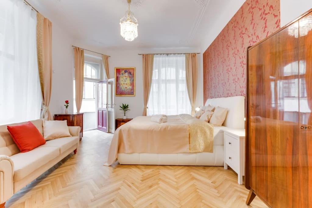Prague Days - Three-bedroom Apartment with Balcony