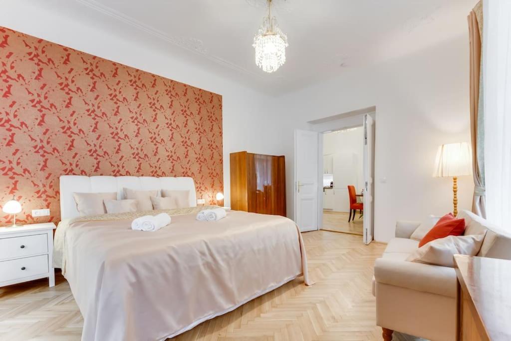 Prague Days - Three-bedroom Apartment with Balcony