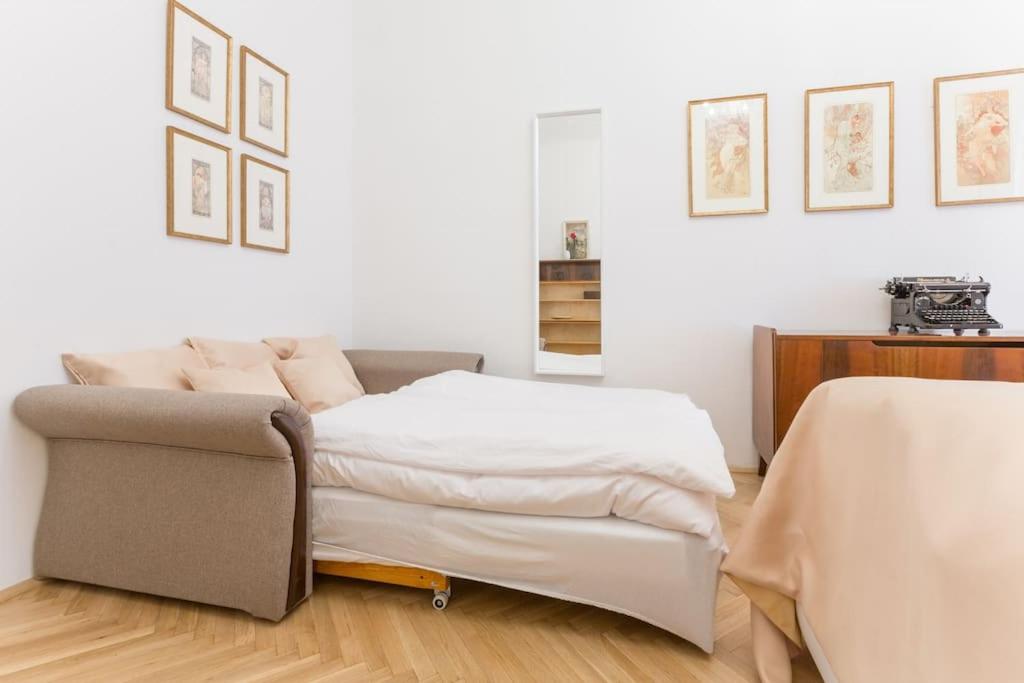 Prague Days - Three-bedroom Apartment with Balcony