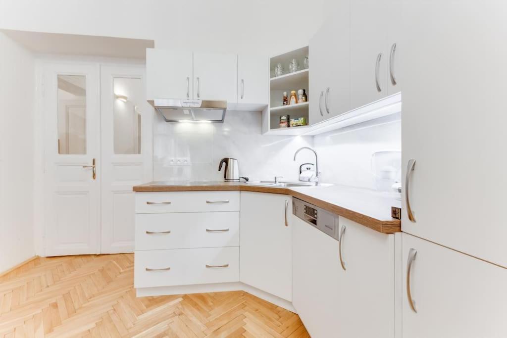 Prague Days - Three-bedroom Apartment with Balcony